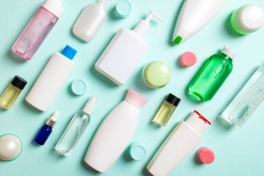Plastik gövde bakımı şişesi düz kompozisyonu ve renkli arka plan boşluğuna kozmetik ürünler dizayn edilmişti. Beyaz Kozmetik kapları kümesi, kopya alanı ile üst görünüm.