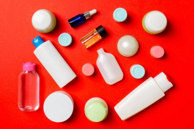 Plastik gövde bakımı şişesi düz kompozisyonu ve renkli arka plan boşluğuna kozmetik ürünler dizayn edilmişti. Beyaz Kozmetik kapları kümesi, kopya alanı ile üst görünüm.