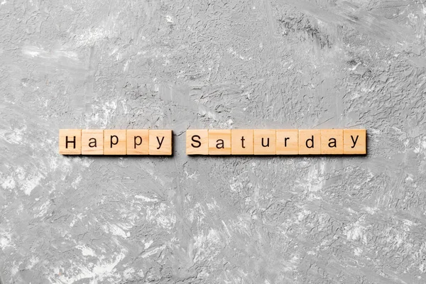 Ahşap Blokta Mutlu Cumartesiler Çimento Masasındaki Cumartesi Metnin Kutlu Olsun — Stok fotoğraf