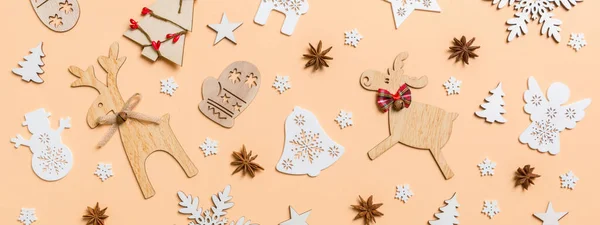 Decoraciones Festivas Juguetes Sobre Fondo Naranja Feliz Navidad Concepto Banner —  Fotos de Stock