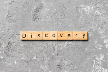 Tahta blokta yazılı bir keşif kelimesi. tablo üzerinde keşif metni, konsept.