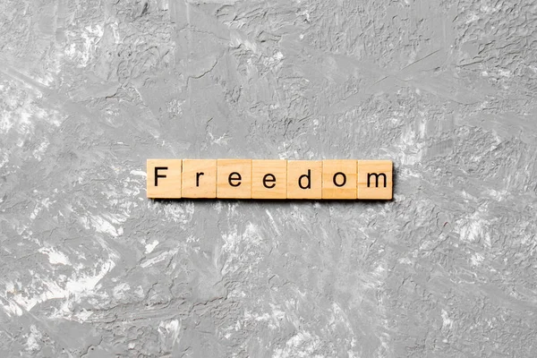 Palabra Libertad Escrita Madera Texto Libertad Mesa Cemento Para Diseño — Foto de Stock