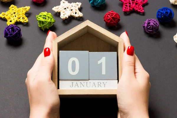 Vista Superior Las Manos Femeninas Sosteniendo Calendario Sobre Fondo Negro — Foto de Stock