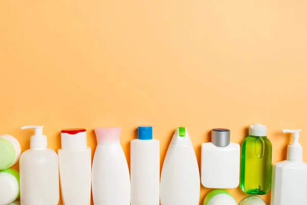 Vista Superior Diferentes Botellas Cosméticos Recipiente Para Cosméticos Sobre Fondo —  Fotos de Stock