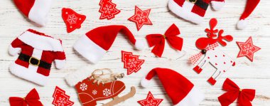 Ahşap arka planda Noel oyuncakları pankartı. Yeni yıl süsü. Tatil kavramı.