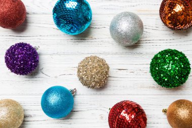 Ahşap arka planda yaratıcı tatil takılarının en üst görüntüsü. Noel süsü konsepti.