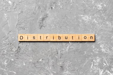 Dağıtım kelimesi tahta blokta yazılı. tablo üzerinde dağıtım metni, konsept.