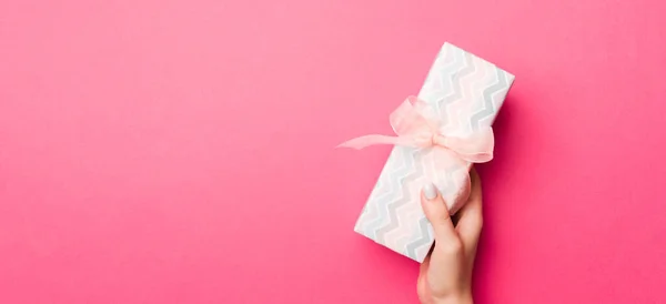 Ragazza Mani Che Tengono Scatola Regalo Carta Artigianale Con Come — Foto Stock