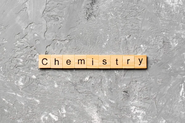 在木块上写着化学字 水泥台面上的化学文字 用于您的设计 — 图库照片