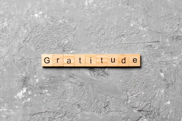Ευγνωμοσύνη Λέξη Γραμμένο Στο Ξύλο Μπλοκ Κείμενο Ευγνωμοσύνη Στο Τραπέζι — Φωτογραφία Αρχείου