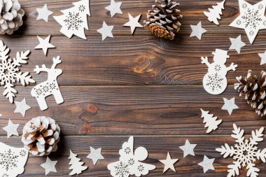 Ahşap arka planda Noel süsleri ve oyuncaklarının en üst görüntüsü. Uzayı kopyala Tasarımın için boş bir yer. Yeni yıl konsepti.