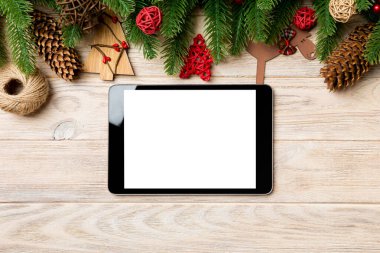 Tabletin üst görüntüsü, Noel oyuncakları, dekorasyonlar ve ahşap arka planda köknar ağacı dalları. Fotokopi alanı olan yeni yıl tatili kavramı.