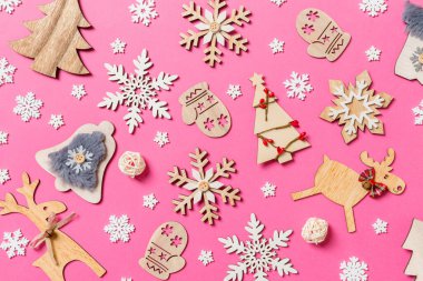 Pembe arka planda tatil süslemeleri ve oyuncaklarının en üst görüntüsü. Noel süsü konsepti.