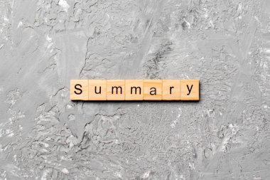 Tahta blokta yazılı özet kelime. Tablo üzerinde özet metin, konsept.