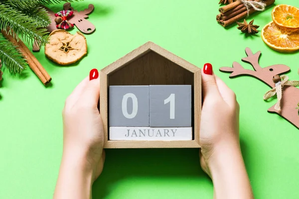 Vue Dessus Des Mains Féminines Tenant Calendrier Sur Fond Vert — Photo