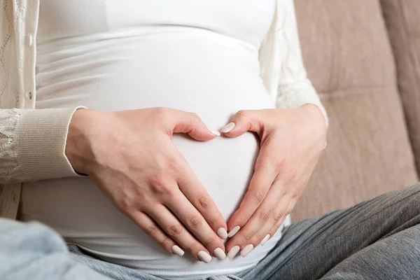 Junge Schwangere Frau Hält Holzherz Liebeskonzept — Stockfoto