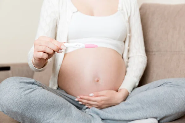 Těhotná Žena Inzulínovou Stříkačkou Doma Posteli Koncept Těhotného Diabetu — Stock fotografie
