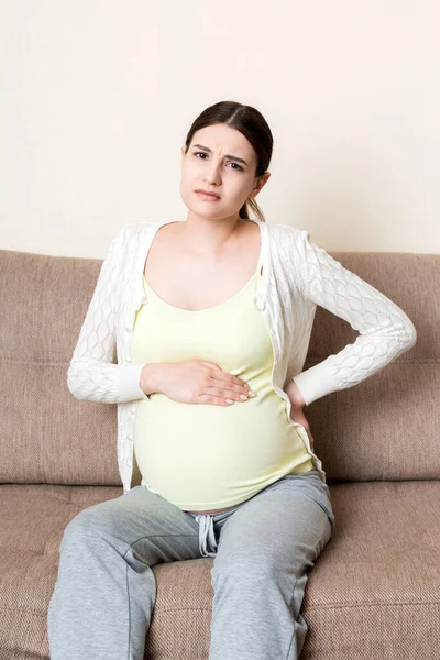 Femme Enceinte Avec Ventre Douloureux Sur Canapé Maison — Photo