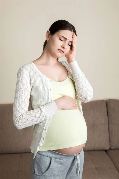 Mujer Embarazada Joven Con Dolor Cabeza Sentada Sofá Concepto Expectativa —  Fotos de Stock