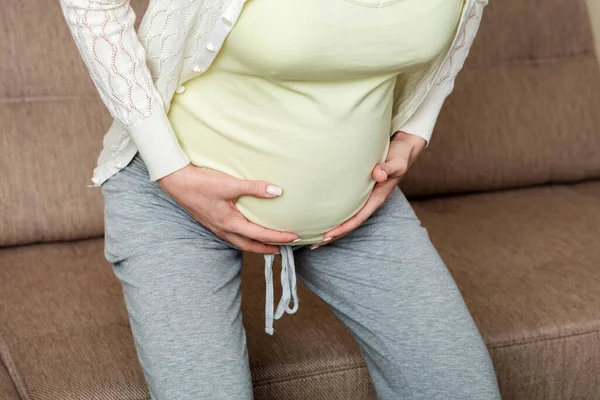 Mulher Grávida Com Barriga Dolorosa Sofá Casa — Fotografia de Stock