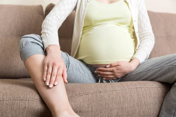 Calambres Las Piernas Durante Embarazo Primer Plano Las Manos Masajeando —  Fotos de Stock