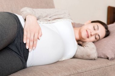 Hamile kadın kanepede dinleniyor..