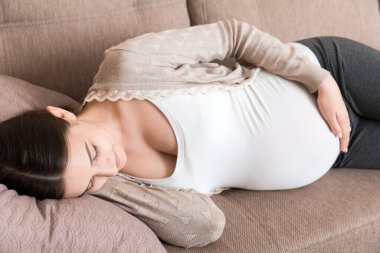 Hamile kadın kanepede dinleniyor..