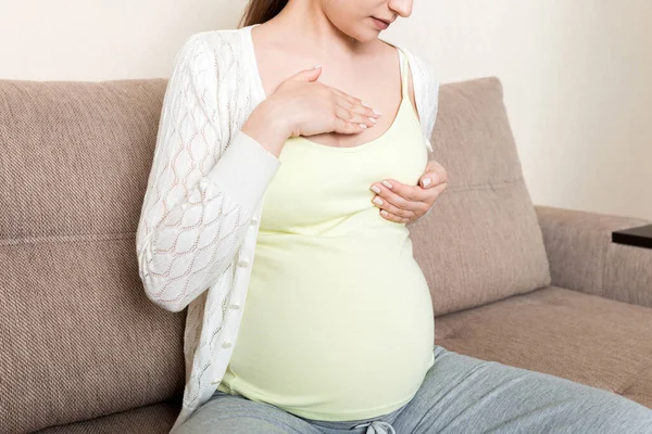 Ragazza Incinta Controlla Seno Prevenzione Del Cancro Seno — Foto Stock