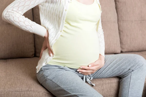 Schöne Schwangere Frau Die Ihren Bauch Berührt Und Hause Eine — Stockfoto