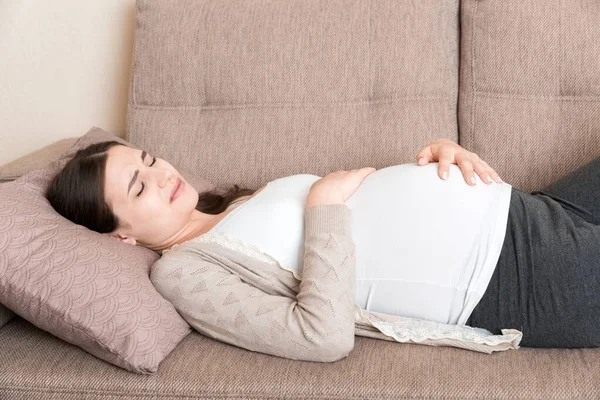 Gravid Kvinna Med Smärtsam Mage Soffan Hemma — Stockfoto