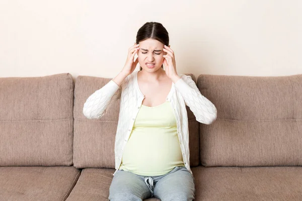 Νεαρή Έγκυος Γυναίκα Πονοκέφαλο Κάθεται Στον Καναπέ Έννοια Προσδοκίας Εγκυμοσύνης — Φωτογραφία Αρχείου