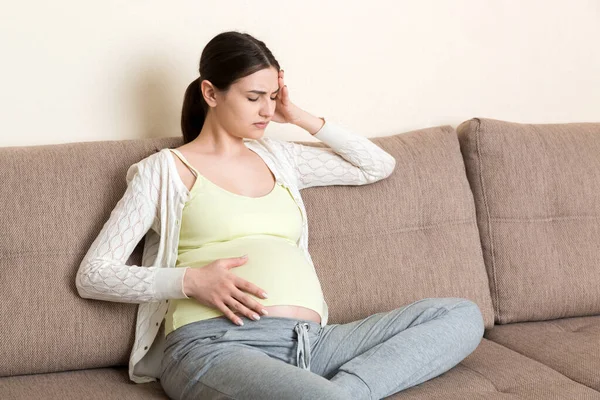 Giovane Donna Incinta Con Mal Testa Seduta Sul Divano Concetto — Foto Stock