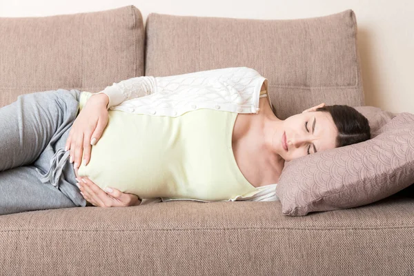 Belle Femme Enceinte Souffrant Maux Ventre Couché Sur Canapé Maison — Photo