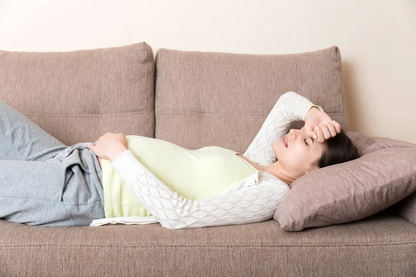 Jeune Femme Enceinte Avec Mal Tête Assis Sur Canapé Concept — Photo