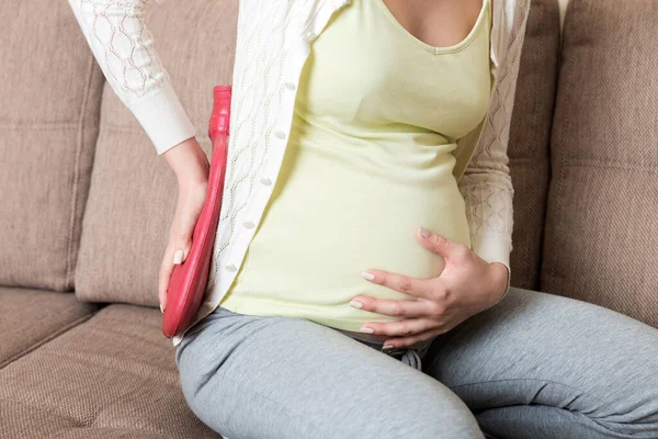 Donna Incinta Soffrono Mal Schiena Tiene Una Bottiglia Calda Più — Foto Stock