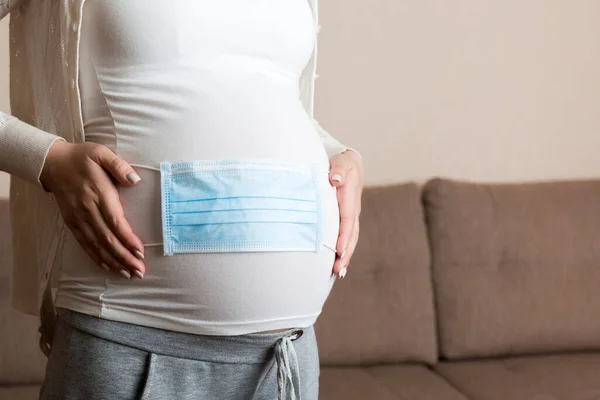 Medizinische Maske Auf Dem Bauch Eines Schwangeren Mädchens Hild Schutz — Stockfoto