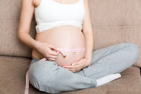 Здоровье Образ Жизни Время Беременности Беременная Женщина Измеряет Свой Живот — стоковое фото