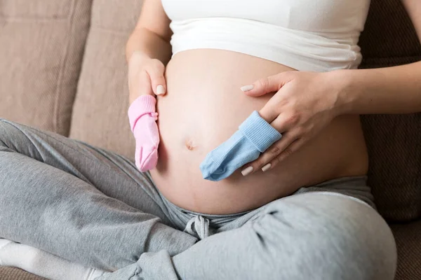 Schöne Schwangere Junge Frau Mit Einem Paar Niedlicher Babysocken Auf — Stockfoto