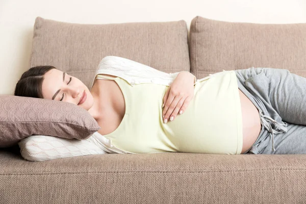妊娠中の女性リラックスホームオンソファ — ストック写真