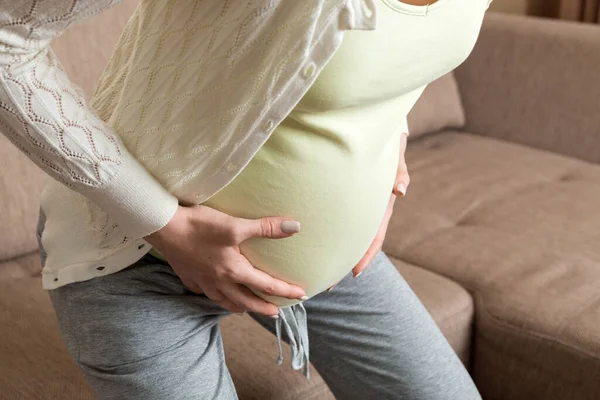 Schwangere Mit Schmerzhaftem Bauch Hause Auf Dem Sofa — Stockfoto