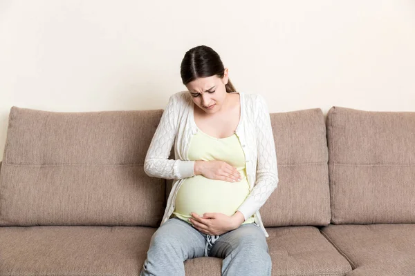 Беременная Женщина Болезненным Животом Диване Дома — стоковое фото