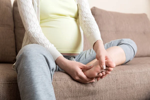 Beinkrämpfe Während Der Schwangerschaft Nahaufnahme Von Händen Die Geschwollenen Fuß — Stockfoto