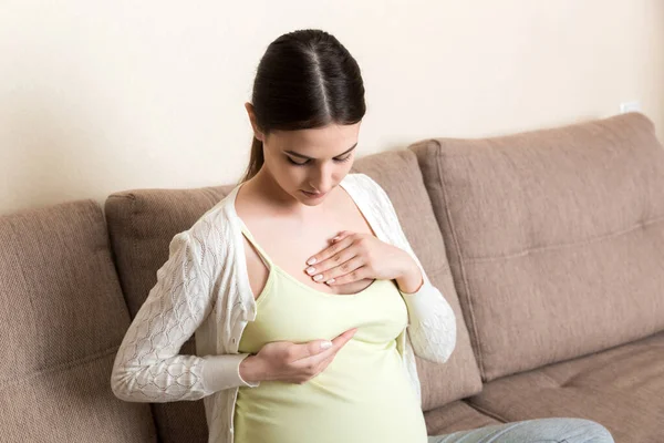 Chica Embarazada Comprueba Sus Pechos Prevención Del Cáncer Mama — Foto de Stock