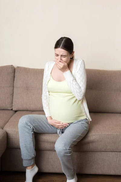 Graviditet Morgonsjukdom Gravid Kvinna Som Har Illamående Mår Dåligt Soffan — Stockfoto