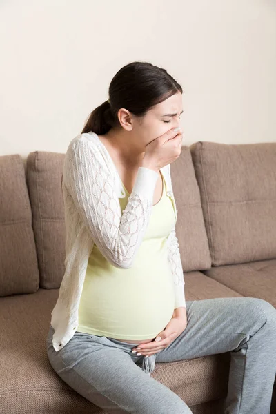 Graviditet Morgonsjukdom Gravid Kvinna Som Har Illamående Mår Dåligt Soffan — Stockfoto