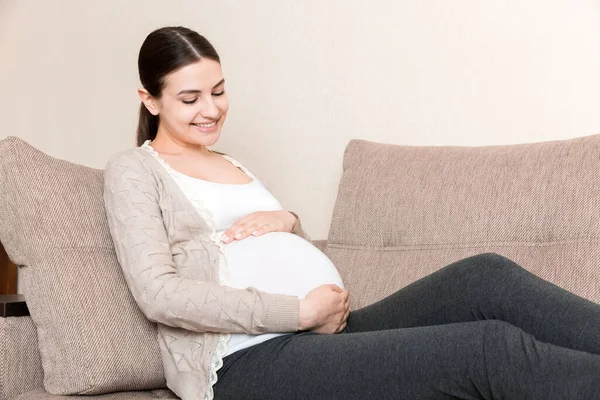 Foto Söt Kaukasisk Blivande Mamma Liggande Ljust Vardagsrum Soffan Och — Stockfoto