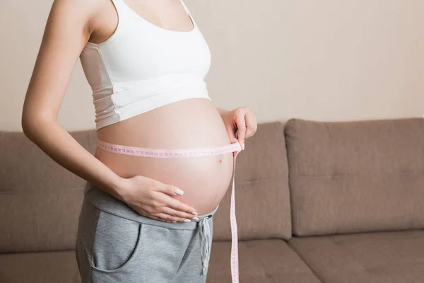 Hälsa Välbefinnande Graviditet Livsstil Gravid Kvinna Som Mäter Magen Friska — Stockfoto