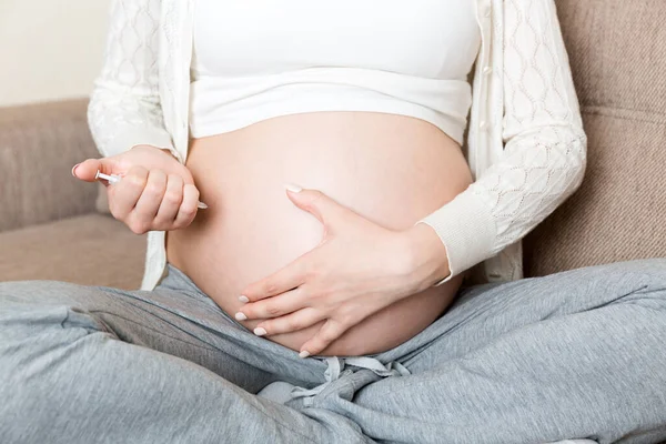 Těhotná Žena Inzulínovou Stříkačkou Doma Posteli Koncept Těhotného Diabetu — Stock fotografie