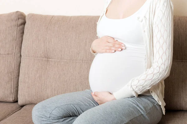 Foto Der Niedlichen Kaukasischen Zukünftigen Mutter Liegt Hellen Wohnzimmer Auf — Stockfoto