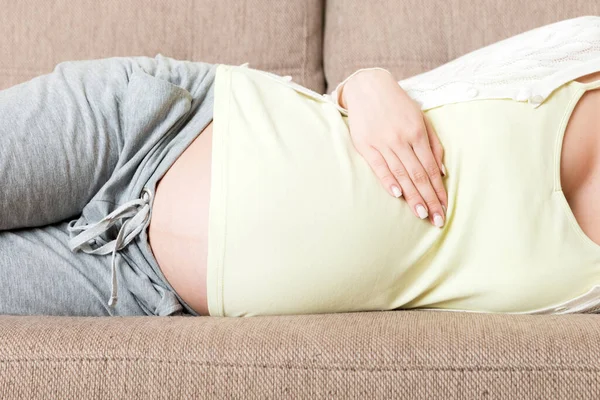 Schwangere Entspannt Sich Hause Auf Sofa — Stockfoto
